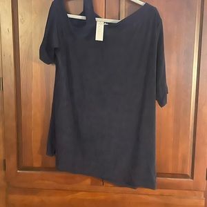 Short sleeve dark navy Chicos top. Tavelors tunic